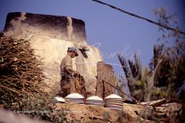 Image du Maroc Professionnelle de  Les ouvriers s’activent près des fours où l’on procède à la cuisson des poteries en céramique dans les ateliers de la Colline des Potiers à Safi, Vendredi 29 Août 1997. (Photo / Abdeljalil Bounhar) 